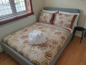 London Luxury 6 Bedroom Family House Sleeps 12 people Parking for 4 Cars Close to tube.